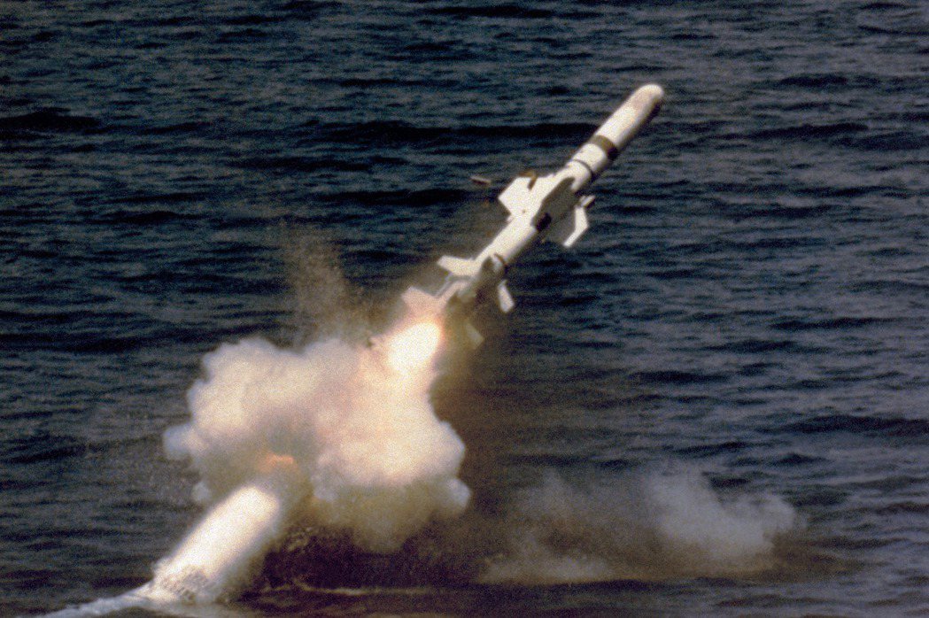 潛射魚叉飛彈從水面點火發射的瞬間。 圖／美國海軍檔案照片