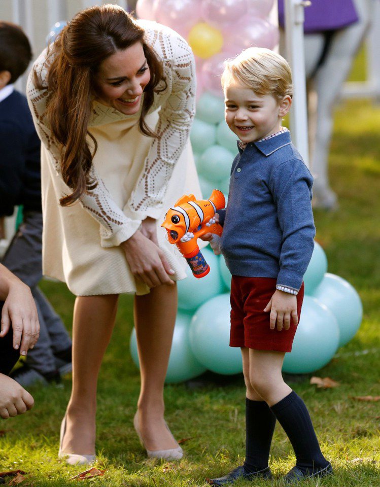 凱特王妃去年9月和威廉王子出訪加拿大時，穿過同樣的See By Chloe洋裝。圖／擷自style.hnonline