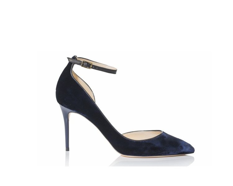 LUCY深藍色絲絨高跟鞋，27,800元。圖／JIMMY CHOO提供