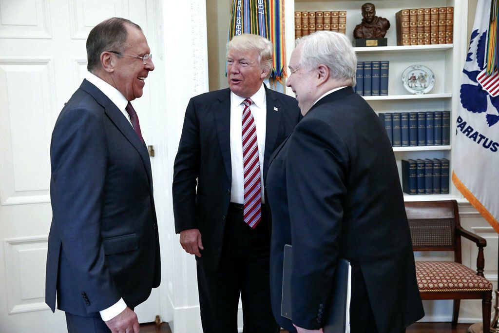 5月10日，川普宣布免職準備擴大調查俄羅斯介入美國大選的聯邦調查局局長科米，並於同一天接見了俄國外長拉夫羅夫（左一）。 圖／美聯社