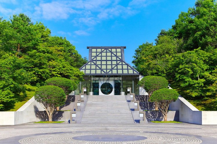 LV來到了日本京都，選在建築師貝聿銘以人間天堂香格里拉為靈感設計的美秀美術館（Miho Museum）舉行2018早春大秀。圖／LV提供