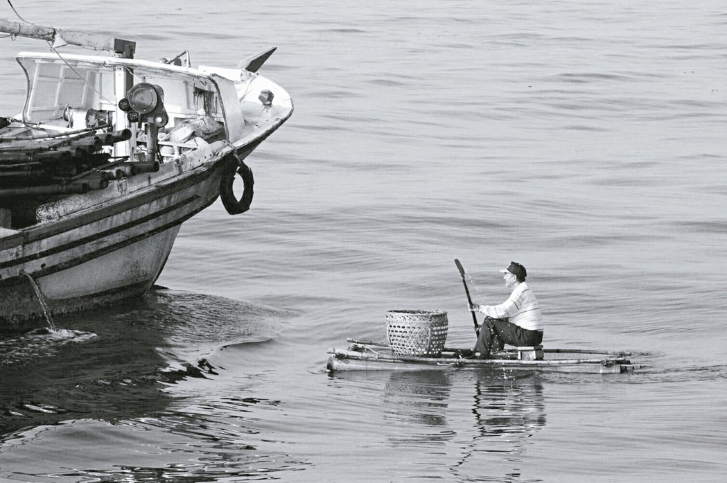 古漁法「釣艚仔」的歷史畫面。 圖／宜蘭縣討海文化保育協會提供