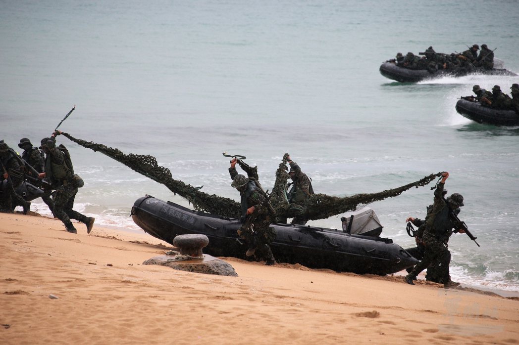 海軍陸戰隊兩棲偵搜大隊蛙人，搶先登上灘頭。（軍聞社）