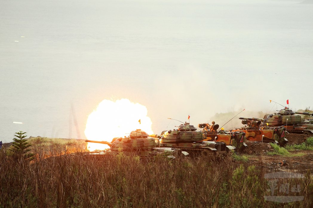 澎防部M60A3戰車演練反登陸，對海面目標射擊。