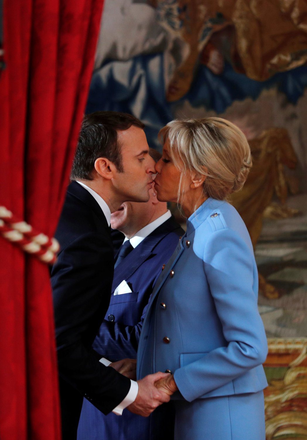 法國14日於總統府舉行總統交接儀式時，總統馬克宏與第一夫人布莉姬執手相互親吻，慶...