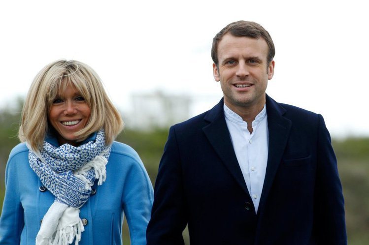 法國新任總統馬克宏夫人布莉姬很常穿藍色服裝。圖／路透社