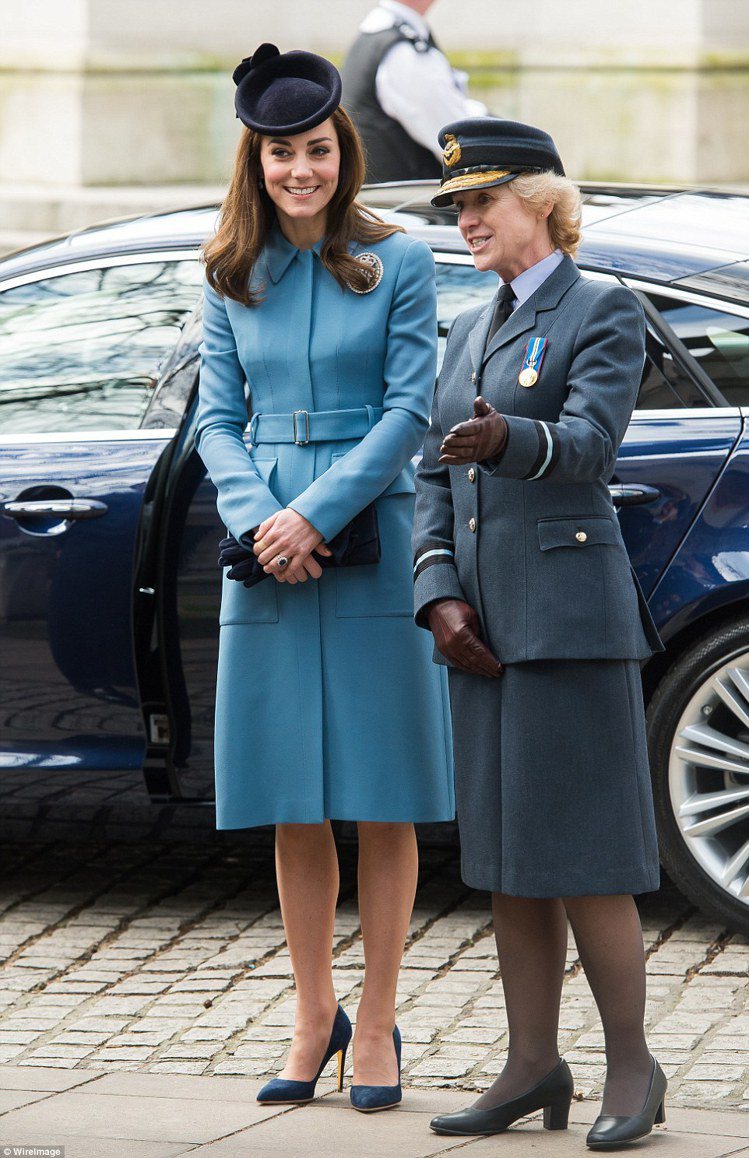 凱特密道頓以Alexander McQueen藍色套裝出席多場活動。圖／摘自英國每日郵報