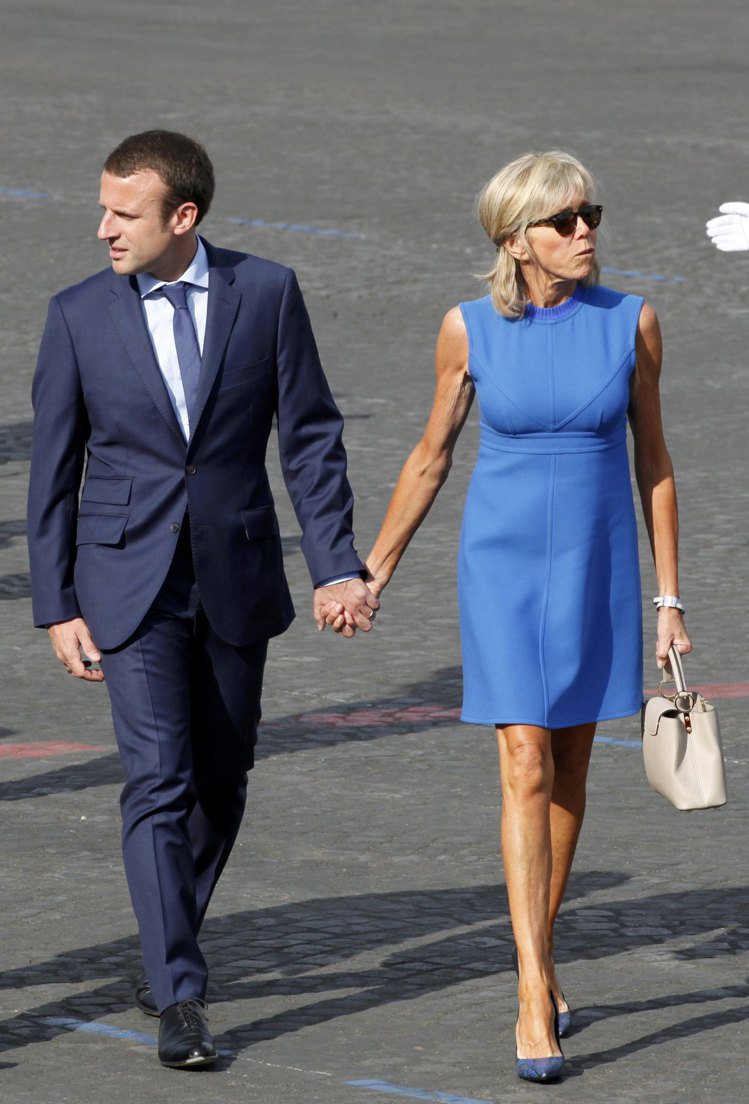 布莉姬在法國國慶日（Bastille Day），穿藍色LV洋裝配同品牌的Capu...