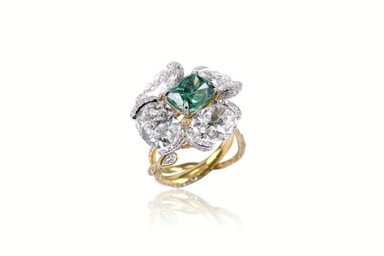2017大師系列綠鑽樹枝戒指，18K白金和黃金鑲嵌4克拉豔彩綠鑽，搭配白鑽。圖／CINDY CHAO提供