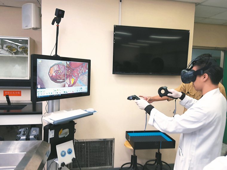 醫學生正使用頭戴顯示器與數據搖桿感受實境動脈瘤虛擬手術，在VR鏡頭裡看到的就和電...