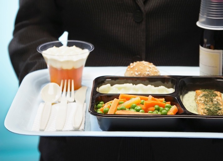 乘客對於飛機餐的喜好各有看法，那麼為乘客準備餐點的空服人員喜歡飛機餐嗎？路透／alamy