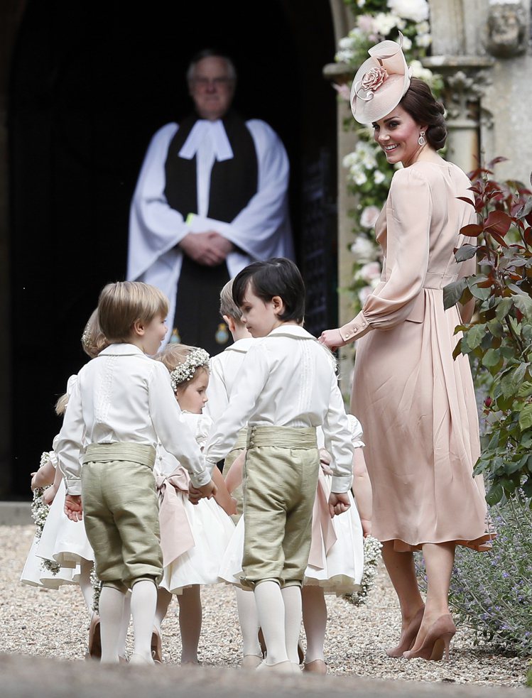 凱特王妃穿著淡粉色Alexander McQueen連衣裙與Jane Taylo...