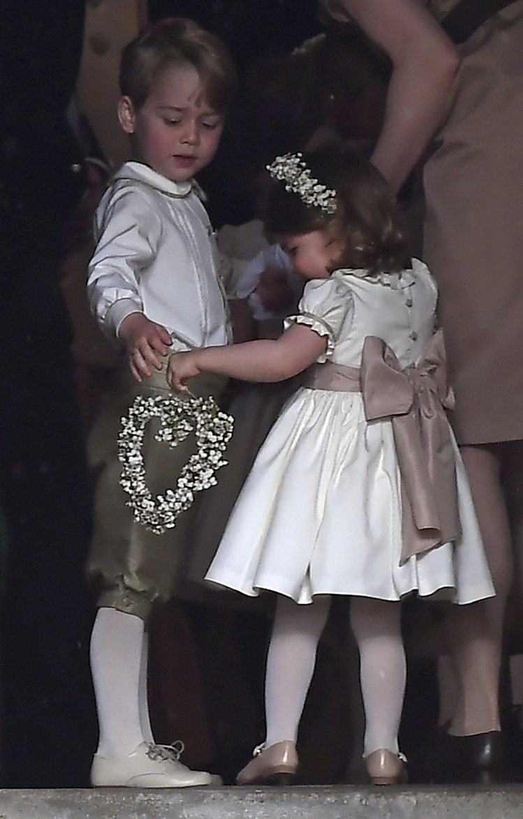 喬治王子和夏綠蒂公主，穿著西班牙童裝品牌Pepa＆Co.服裝當花童。圖／美聯社