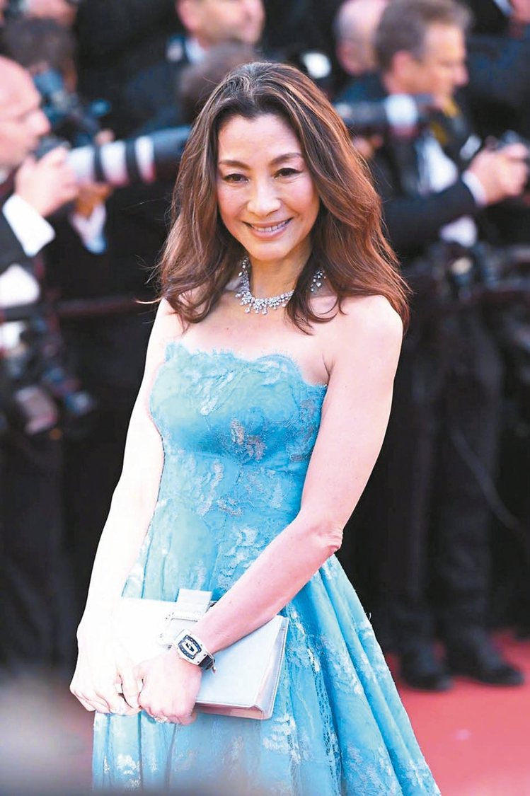 楊紫瓊身穿夏姿訂製的湛藍色晚裝。圖／夏姿提供
