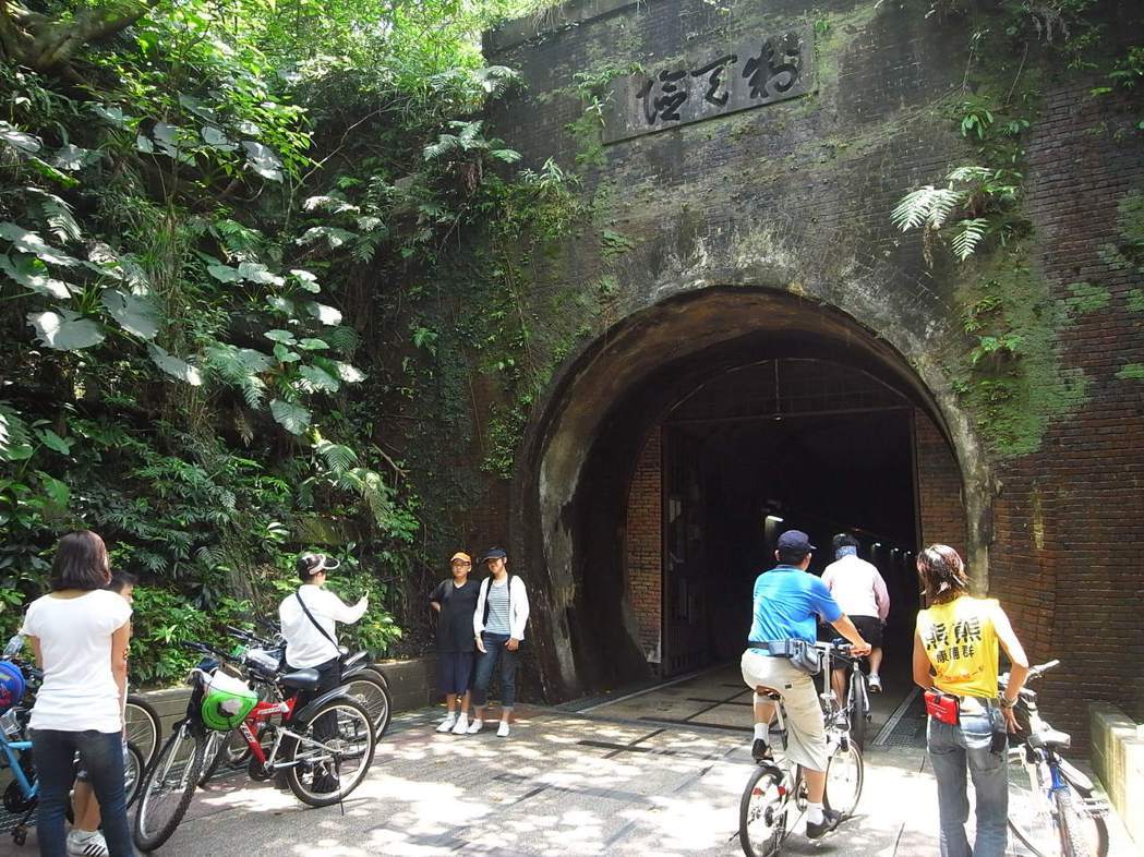 舊草嶺隧道為北台第一條鐵路隧道改建的自行車道。報系資料照片