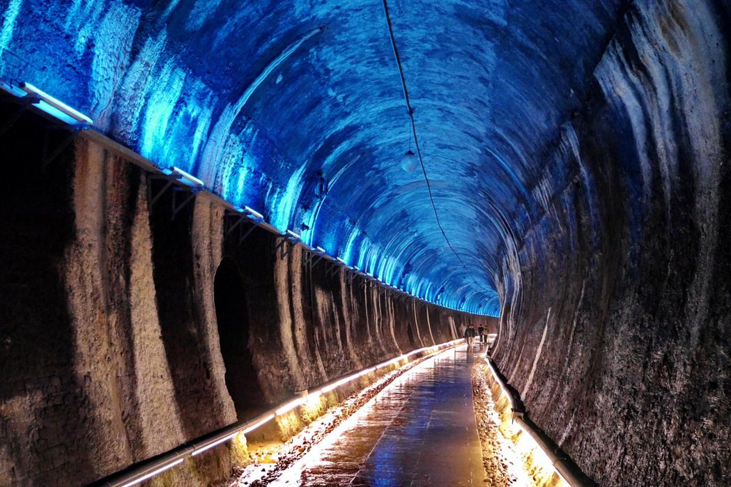 功維敘隧道內有絢爛的燈光秀。報系資料照片