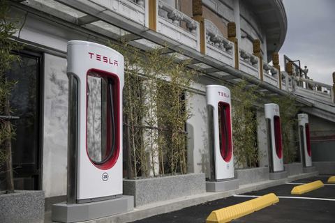 刺激買氣  Tesla推出超級充電站免費使用新方案！
