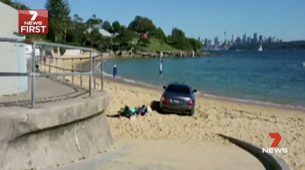 男子駕駛Maserati Quattroporte開進沙灘，然後打高爾夫球。圖／...