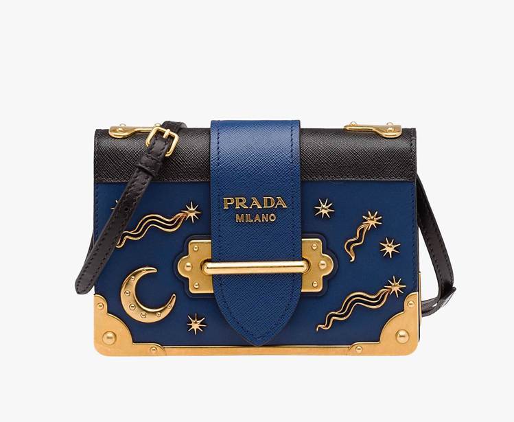 PRADA Cahier星星月亮裝飾包，72,500元。圖／PRADA提供