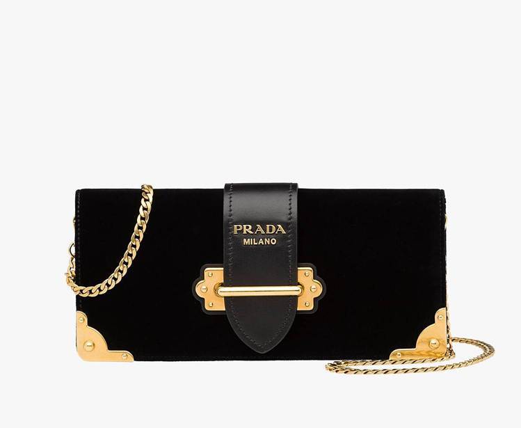 PRADA Cahier天鵝絨金屬鍊帶包，76,500元。圖／PRADA提供