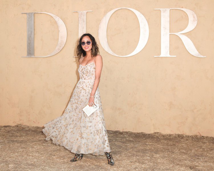 Aimee Song配戴DiorSoRealPop藍色鏡片太陽眼鏡。圖／DIOR...