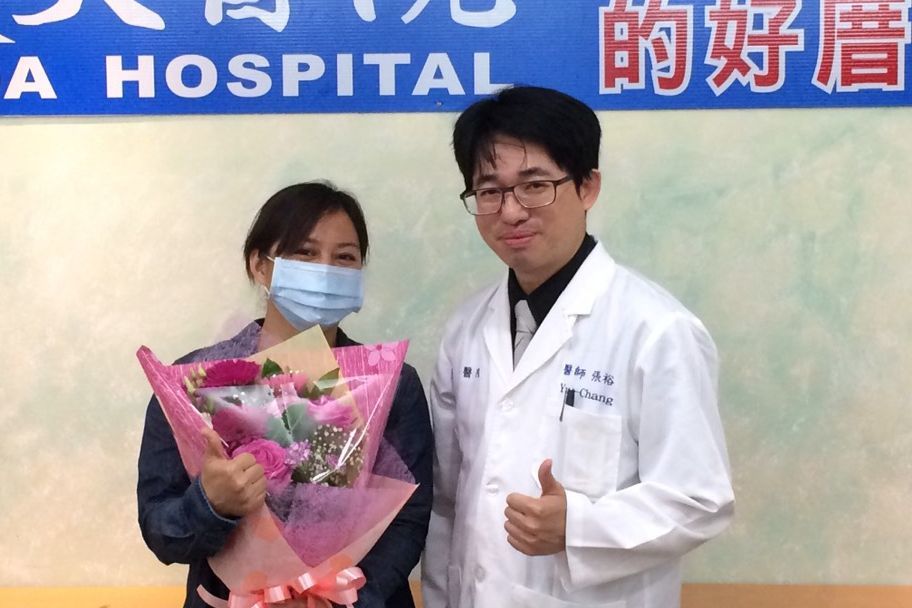 陳小姐（左）因子宮肌瘤作祟，月經來潮長達10天，且滴滴答答不停，經義大醫院使用無疤痕內視鏡手術，解除掉她的心頭大患。