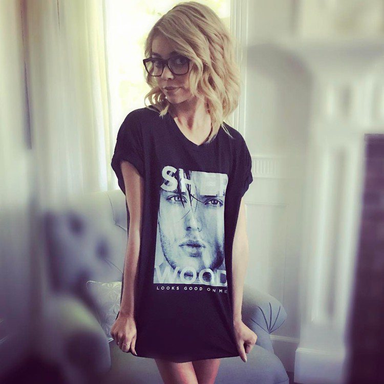 莎拉梅蘭在IG放上她穿著反霸凌T恤的照片，意外引來網友抨擊她的身材。圖／擷自in...