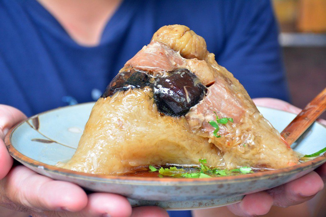 臺灣端午節的飲食習俗頗多，大抵上可分為「儀式性飲食」與「季節性飲食」兩種。粽子是最普遍的儀式祭品。 圖／聯合報系資料照