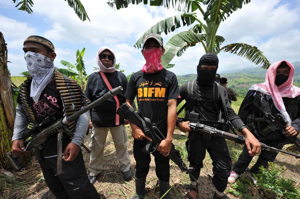 民答那峨島錯綜複雜的政治土壤，孕育出莫洛民族解放陣線（MNLF）、莫洛伊斯蘭解放...