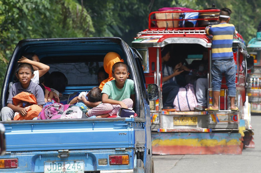 菲律賓國防部長羅倫沙納表示，局勢穩定後戒嚴狀態仍可能持續。圖為正在逃離馬拉韋市的...