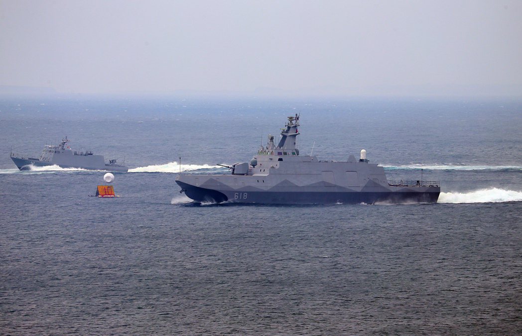 沱江艦在光華六號飛彈快艇護航下往攻擊區前進。 記者杜建重／攝影