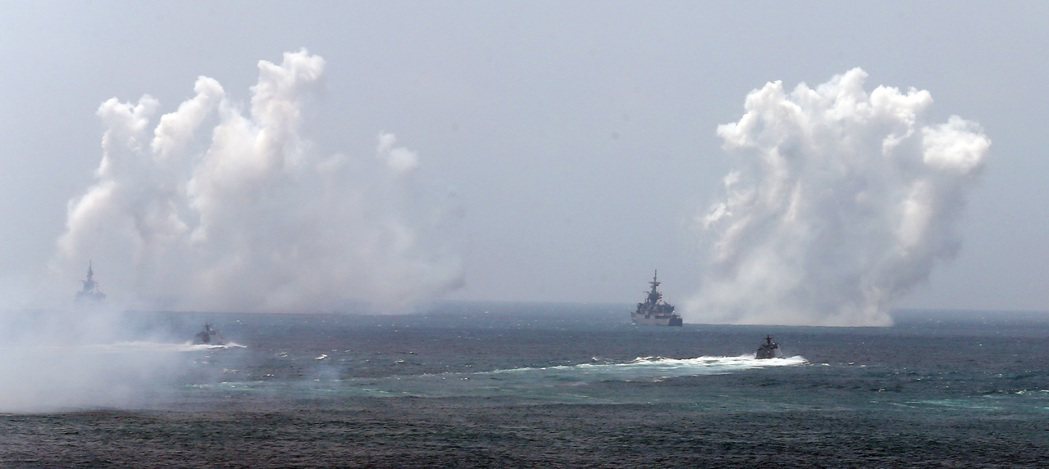 濟陽級巡防艦發射干擾彈。
 記者杜建重／攝影
