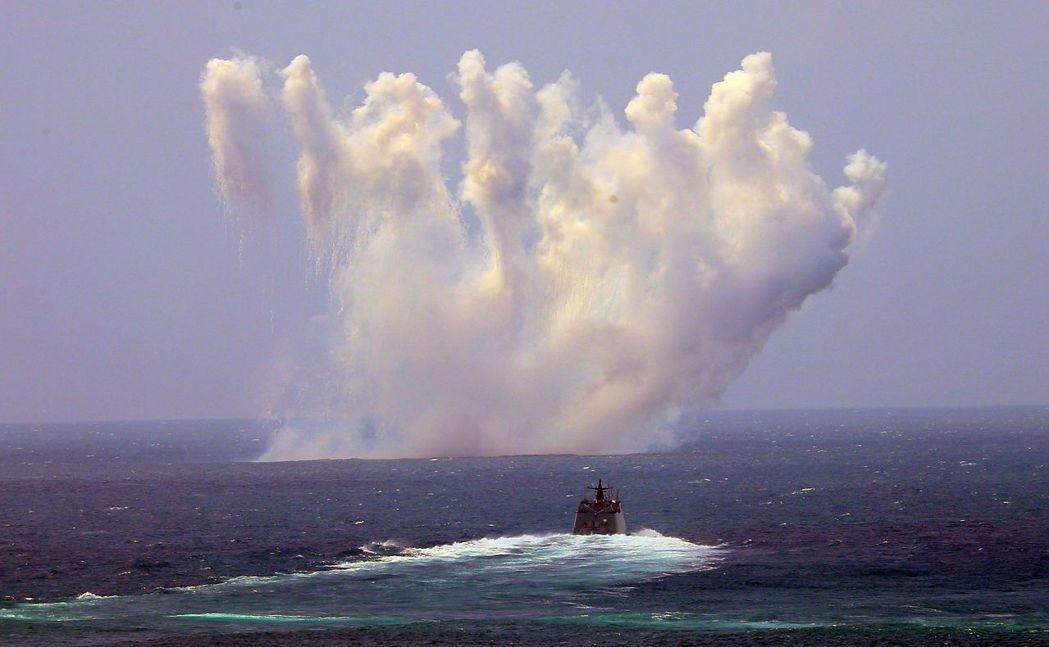 濟陽級巡防艦發射干擾彈與光華六號快艇。 記者杜建重／攝影