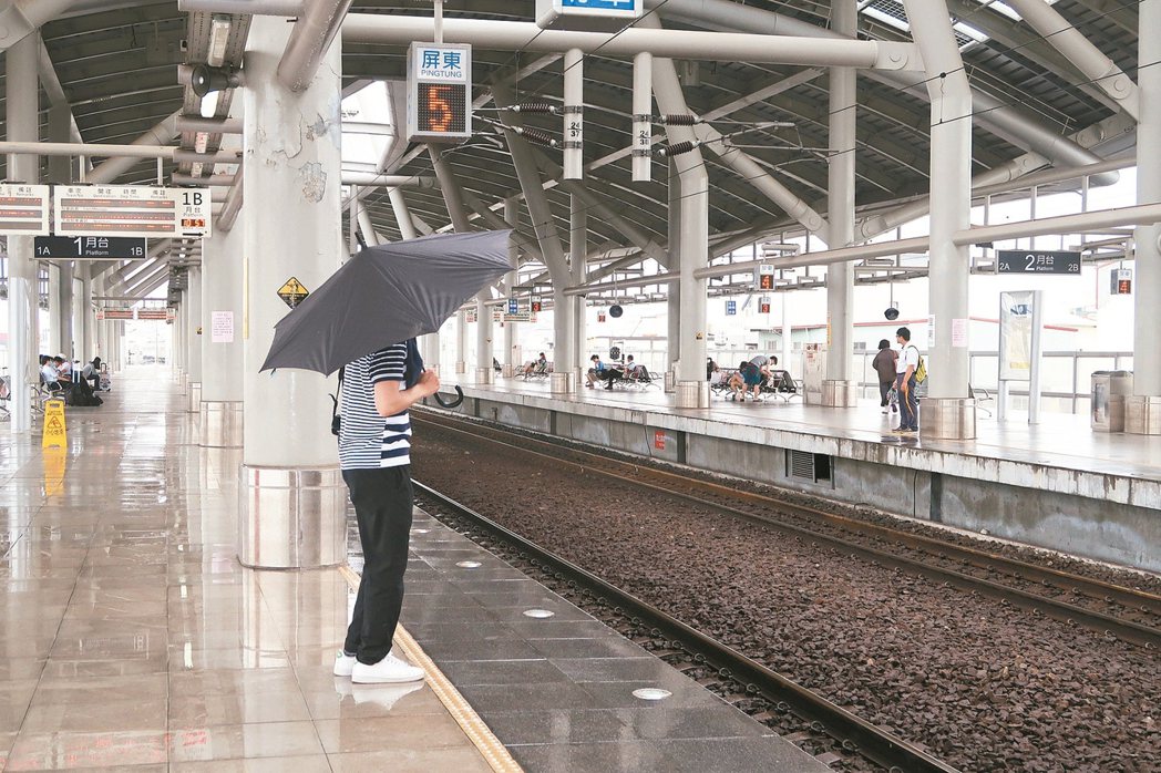 新建的屏東火車站月台採挑高設計，遇到下大雨，旅客得撐傘等車。鐵工局有話說，表示由於車站是綠建築設計，當初強調的是對流穿透及美觀。 記者翁禎霞／攝影
