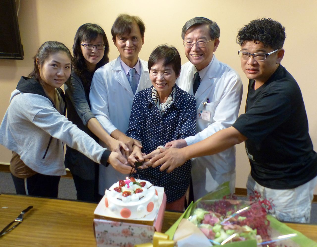 73歲黃姓阿嬤（右3）陸續罹患左側乳癌、淋巴癌、右側乳癌，抗癌14年，開心切蛋糕慶生。