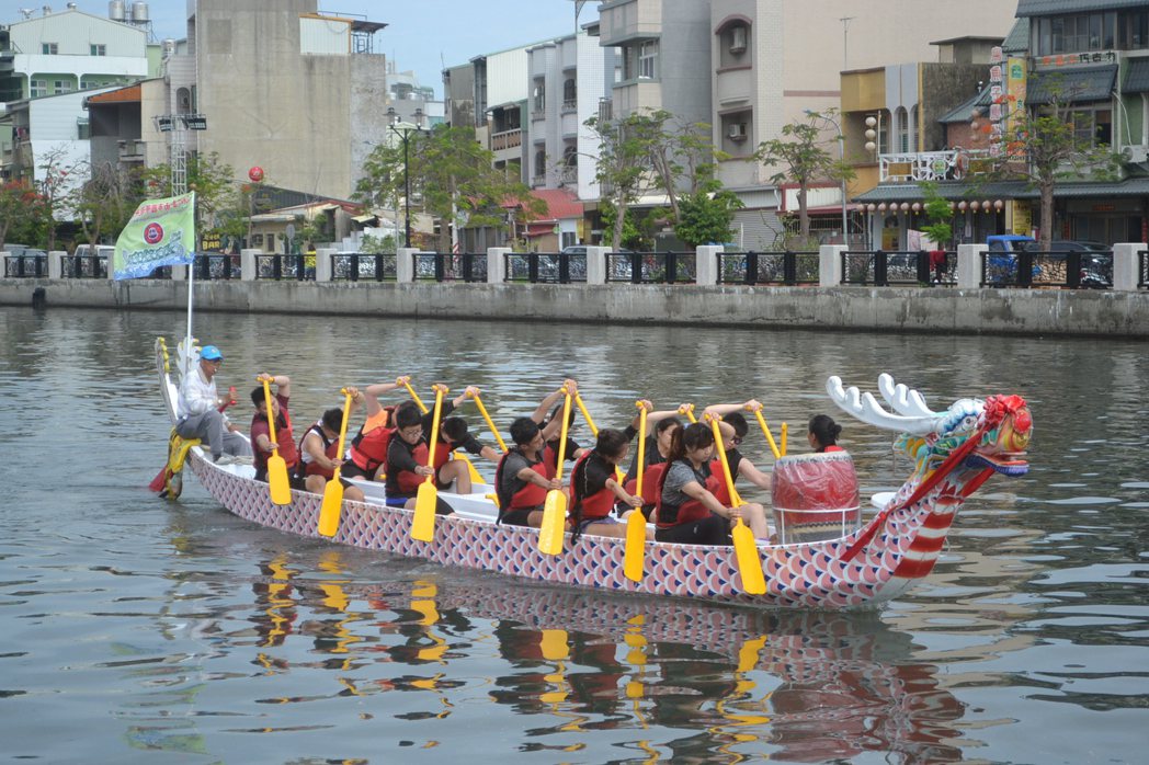 台南市龍舟競賽使用木造龍舟，維持傳統特色。 記者鄭惠仁／攝影