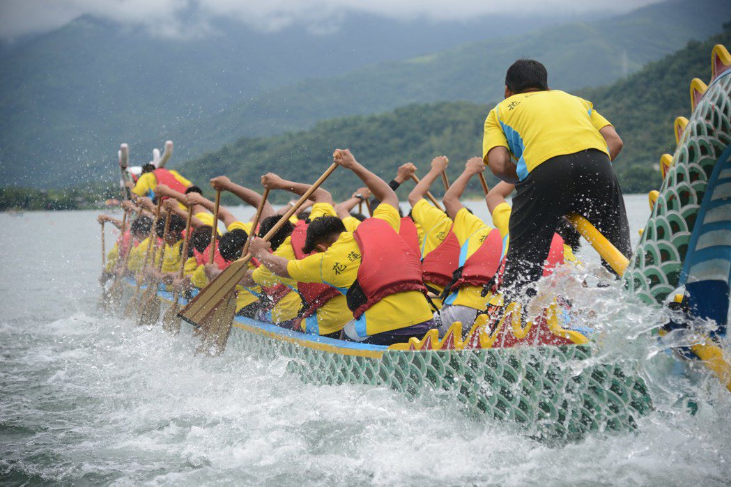 花蓮龍舟競賽28日至30日舉行，參賽隊伍持續在鯉魚潭上練習。 圖／花蓮高工提供
