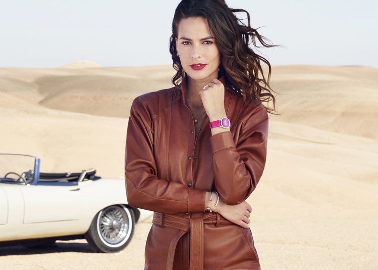 Piaget Altiplano 六十周年系列腕表也有34毫米適合女性配戴的款式，18K白金表殼、粉紅色表盤及鱷魚皮表帶，搭載伯爵製430P手動上鏈機芯，有鑲鑽和無鑽款。 圖／伯爵提供