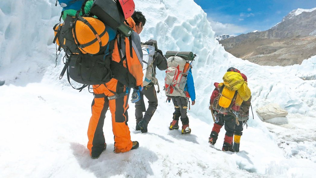 越來越多的珠峰登山者發現氧氣筒被偷走，此情形將嚴重威脅他們的性命安全。 （路透）