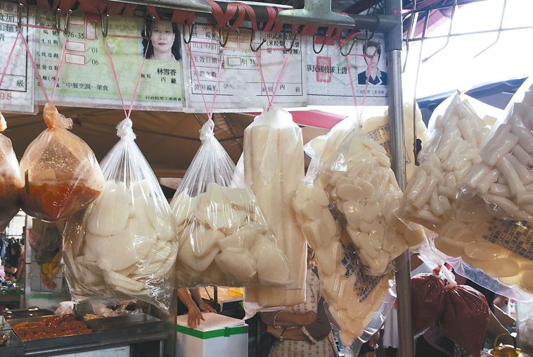 中壢龍崗的忠貞市場是米食的大融合。 圖╱朱慧芳