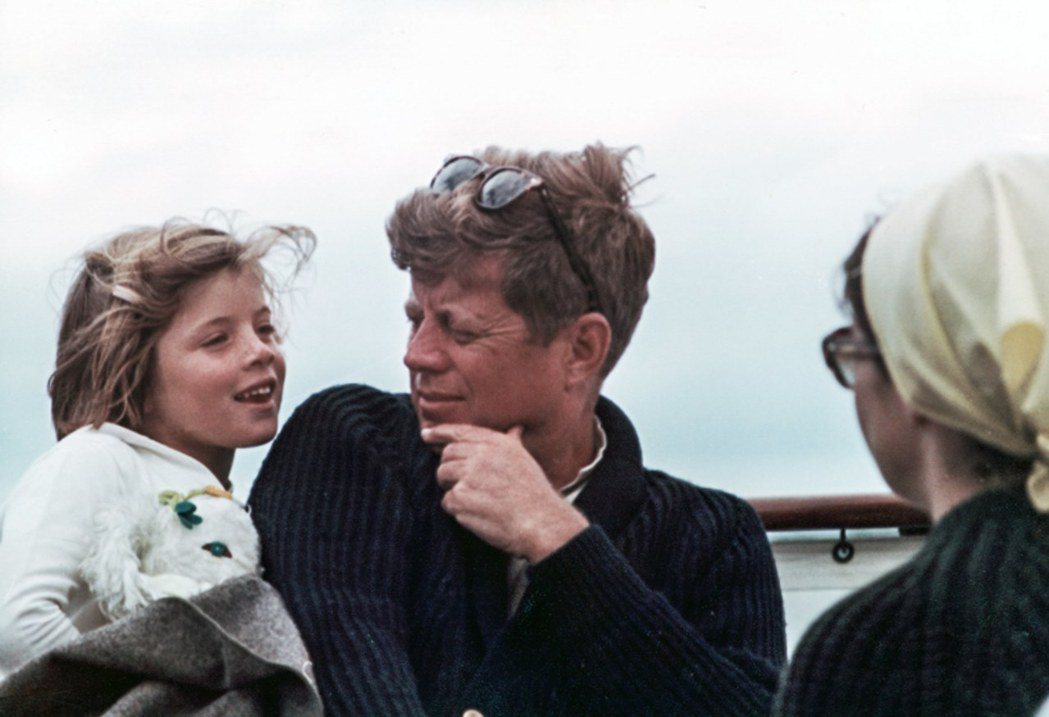 1963年，甘迺迪與女兒卡洛琳、夫人賈桂琳一同搭乘「甜心費茲」（Honey Fi...