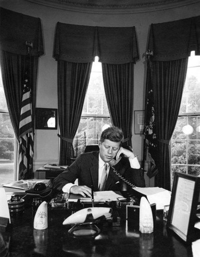 1962年8月23日，甘迺迪在白宮透過電話向在紐約舉行的美國退伍軍人協會大會發表...