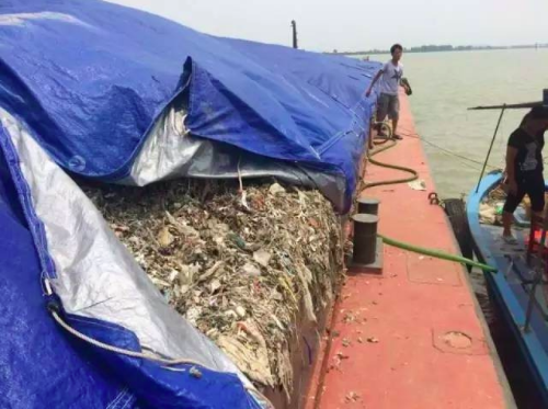 被查獲的大陸垃圾船非法在珠江口傾倒垃圾，導致桂山島被垃圾攻陷。（香港01）