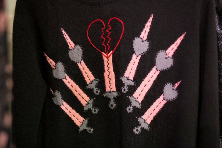 Valentino春夏主打的愛之匕首Loveblade刺繡。圖／Valentino提供