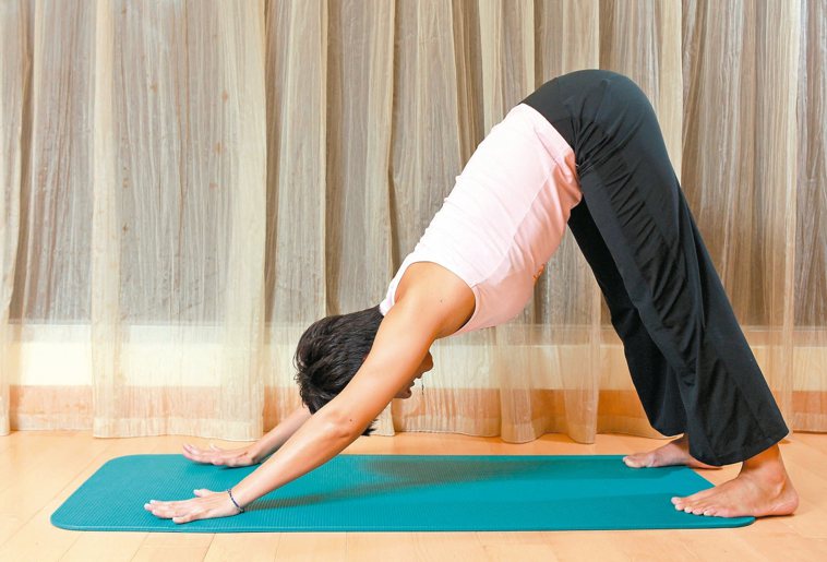 與其採用激烈的晨間鍛鍊，做三個恢復性的瑜伽體式。