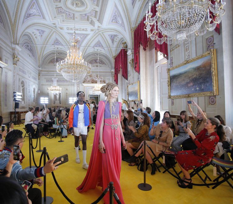 Gucci再度挑戰傳統，回到品牌發展的核心之都義大利佛羅倫斯之著名的彼提宮（Palazzo Pitti）帕拉蒂娜畫廊舉行2018早春大秀。圖／Gucci提供