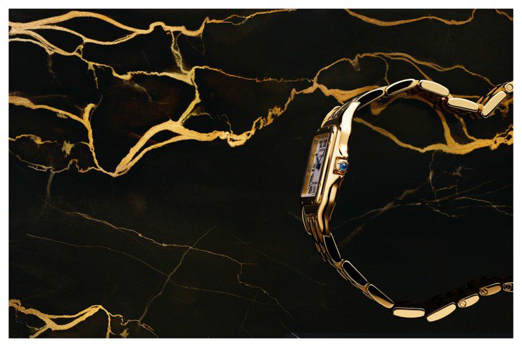 新款卡地亞美洲豹Panthère de Cartier系列腕表，維持著纖薄的設計特點。圖／Cartier提供