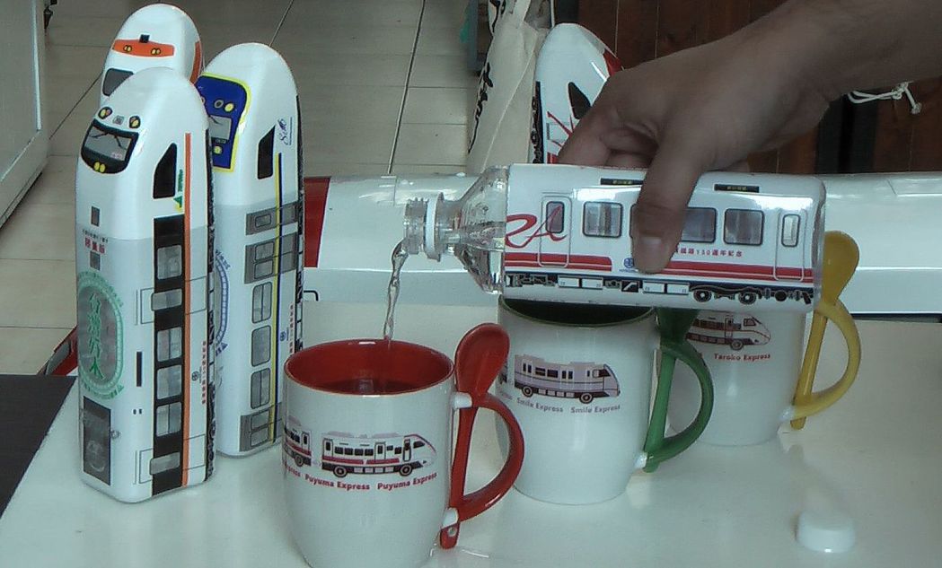火車造型的瓶蓋可取下當杯子使用。 記者徐如宜／攝影