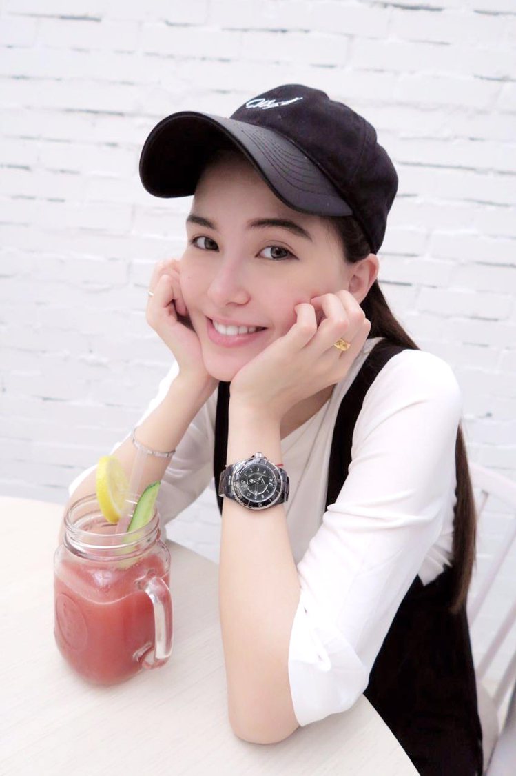 昆凌佩戴全新香奈兒Mademoiselle J12腕表，被粉絲稱讚為「最美孕婦」。圖／摘自昆凌facebook