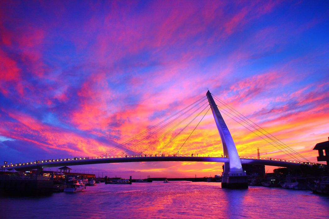 在淡水漁人碼頭情人橋，可捕捉無敵海景與美麗夕陽。 圖／新北市觀旅局提供